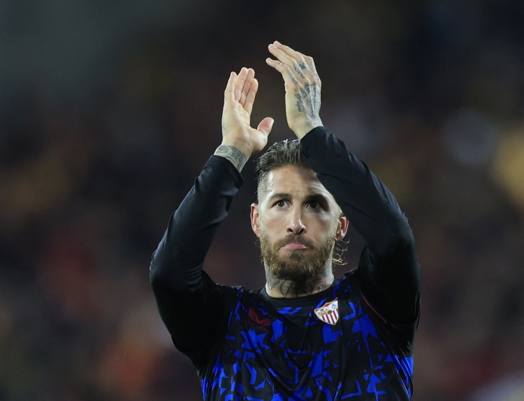 世界杯官方安装包-马卡：拉莫斯提出为塞维免费踢球遭拒，高层担心日后自己工作不保