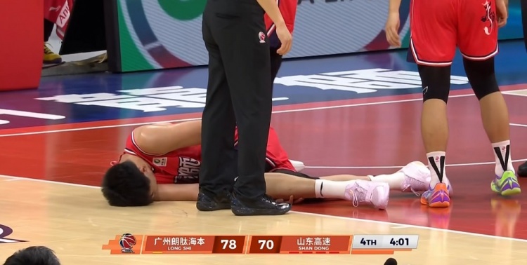 世界杯直播软件更新-升级了！徐昕被克里斯撞到肋部痛苦倒地 裁判回看后吹克里斯违体
