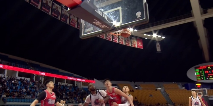 世界杯直播软件更新-升级了！徐昕被克里斯撞到肋部痛苦倒地 裁判回看后吹克里斯违体