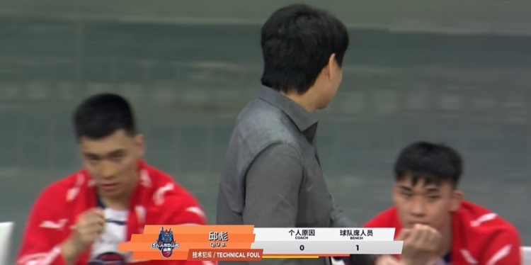 世界杯直播软件更新-升级了！徐昕被克里斯撞到肋部痛苦倒地 裁判回看后吹克里斯违体
