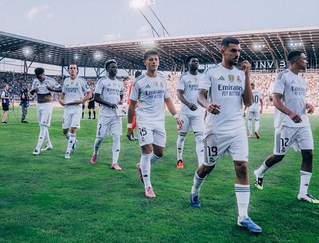 落后巴萨4分！皇马更衣室几乎绝望：翻盘希望渺茫 想要换帅|巴塞罗那|西甲|阿韦洛亚|塞尔|塞尔电台_新浪体育_新浪新闻