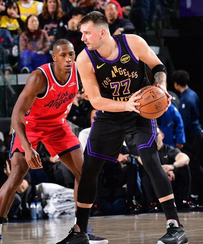 世界杯直播软件更新-逆转未果！东詹合砍55分难救主，洛城德比湖人104-112不敌快船