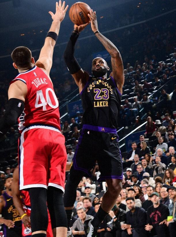 世界杯直播软件更新-逆转未果！东詹合砍55分难救主，洛城德比湖人104-112不敌快船