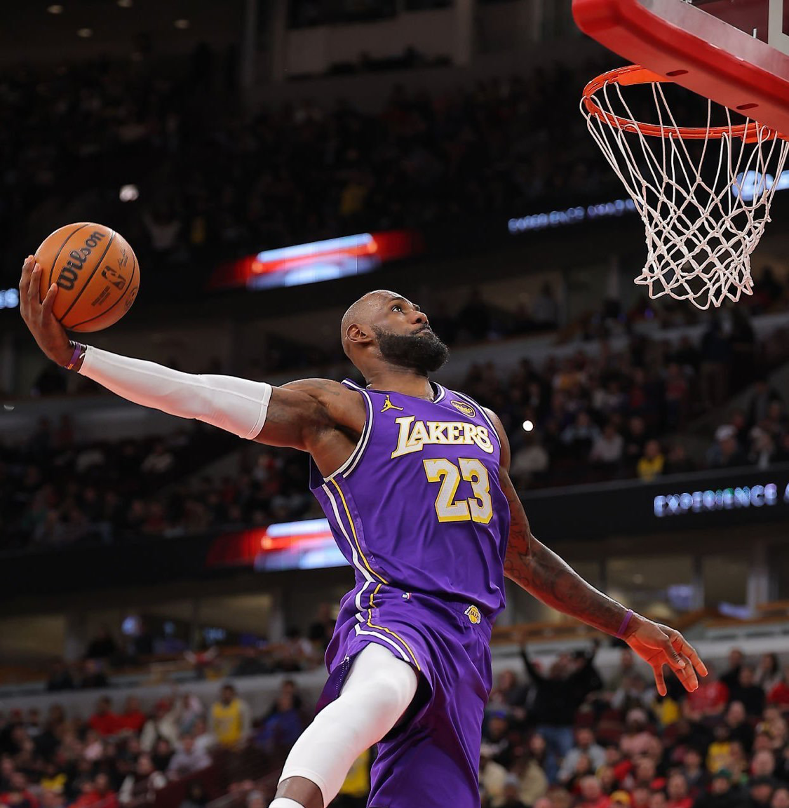 世界杯最新版本下载-詹姆斯半场才2个罚球！还被粗鲁犯规！同行：他太强壮却没罚球！