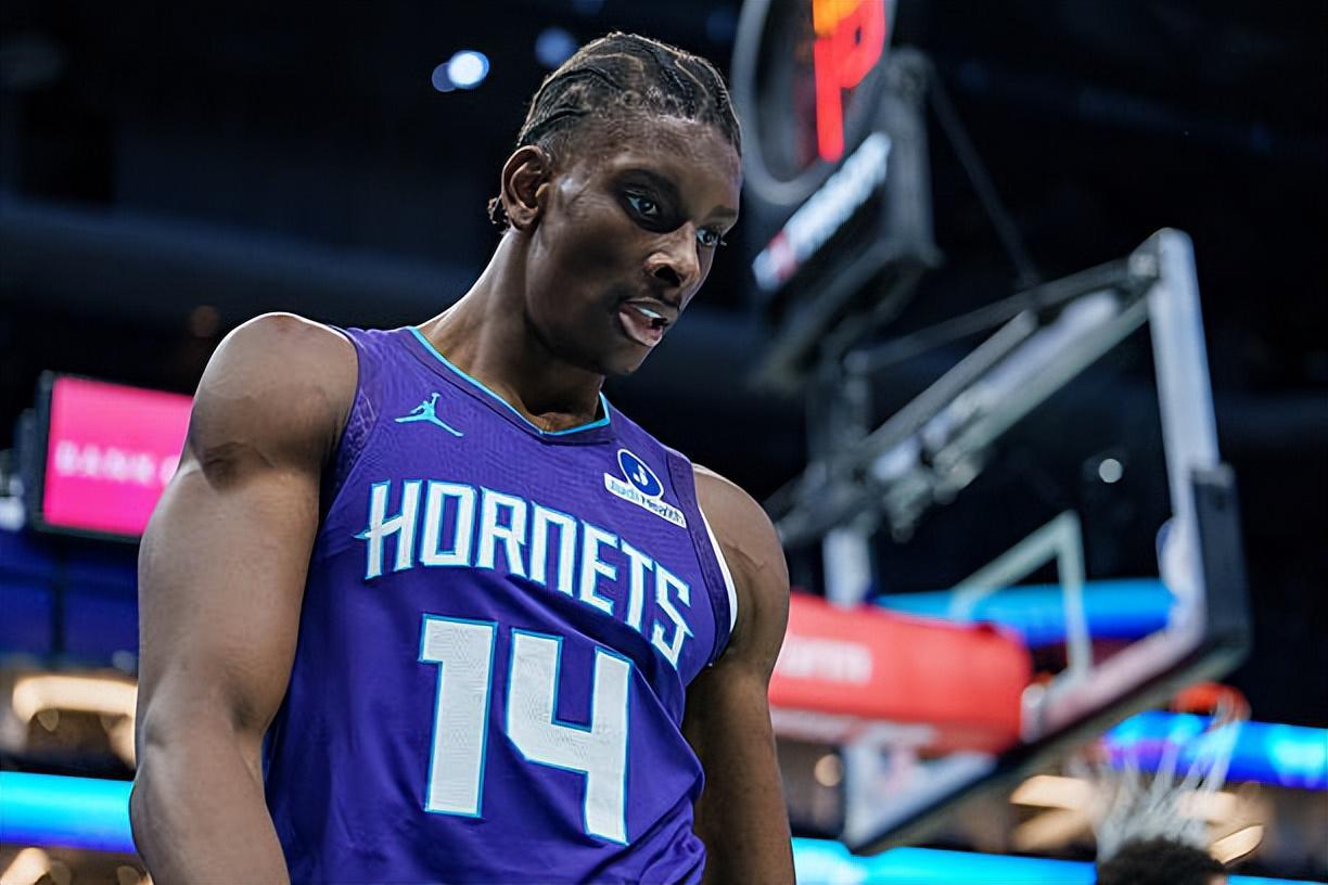 攻防两端都打爆了火箭内线！昔日快船弃将在黄蜂真是越打越好了？