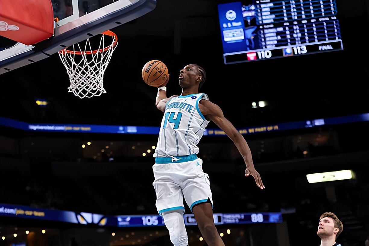 攻防两端都打爆了火箭内线！昔日快船弃将在黄蜂真是越打越好了？