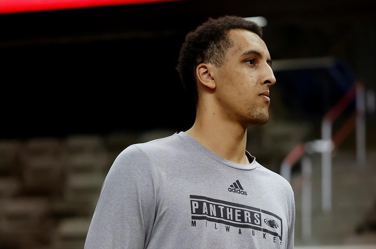 才5年啊，他从全美第一沦为流浪汉，不断被放弃，只打了95场NBA！