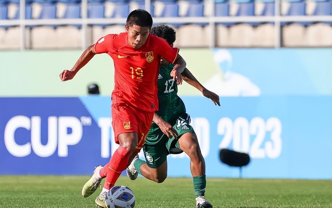 毛伟杰在本赛季大连英博踢主力，又遇到新竞争对手，球迷看好谁