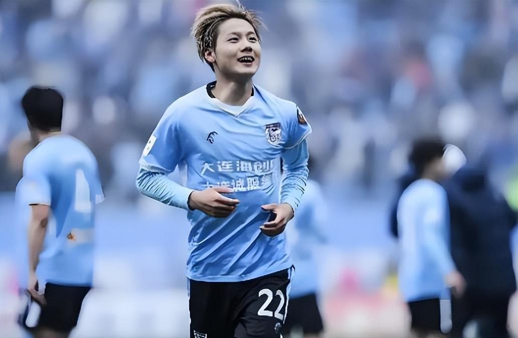 毛伟杰在本赛季大连英博踢主力，又遇到新竞争对手，球迷看好谁