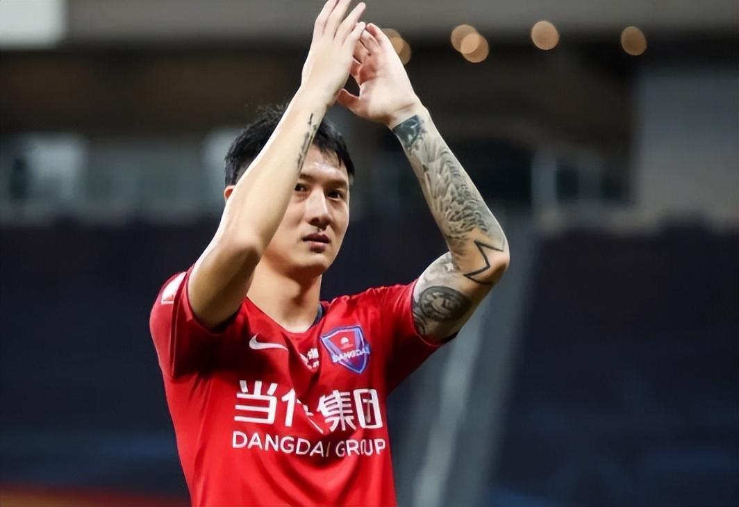 毛伟杰在本赛季大连英博踢主力，又遇到新竞争对手，球迷看好谁