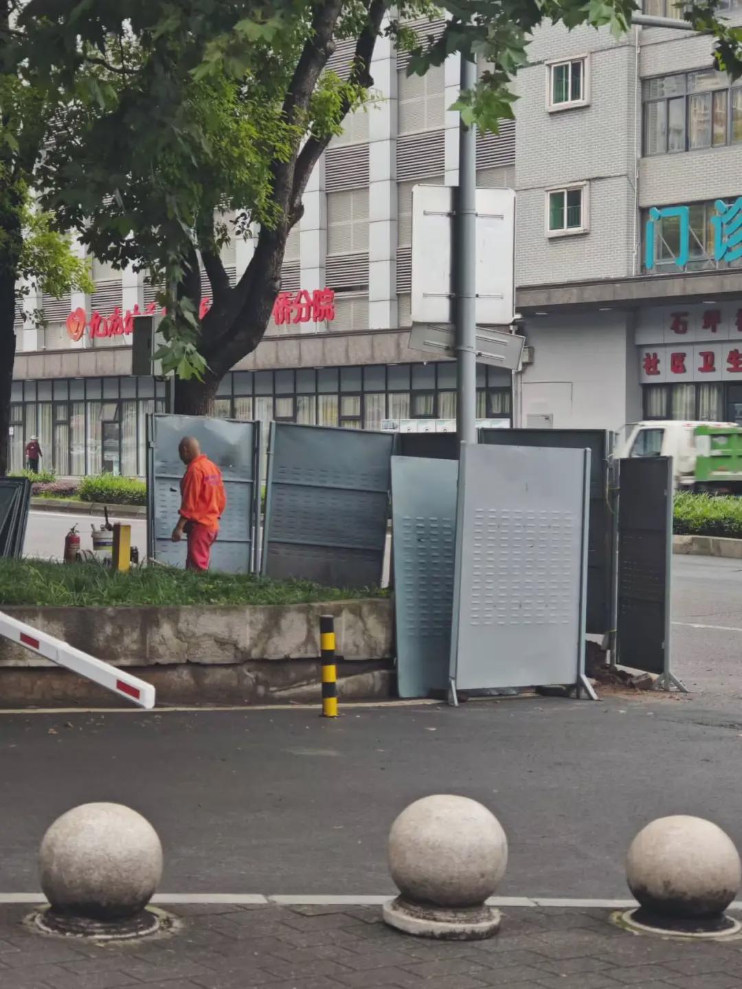 重庆一男子在去钓鱼路上发现街边燃气管道泄漏，燃气公司：泄漏点已抢修完毕，会奖励这位热心市民
